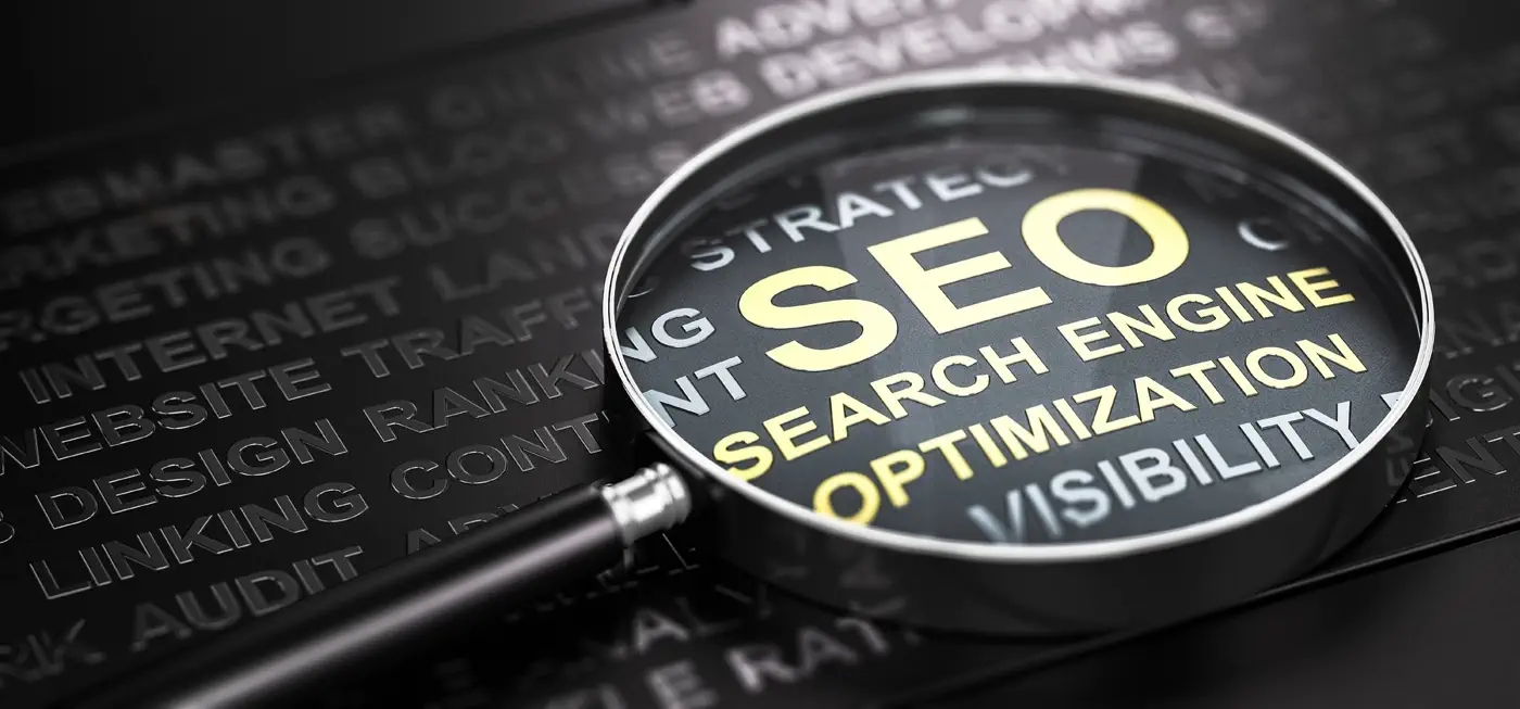 SEO en lettres d'or avce une loupe et un effet grossissant